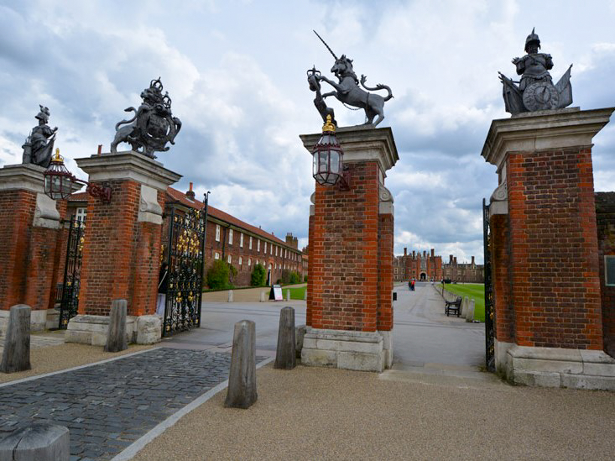 After image of the completed resin bonded gravel surface at Hampton Court Palace.